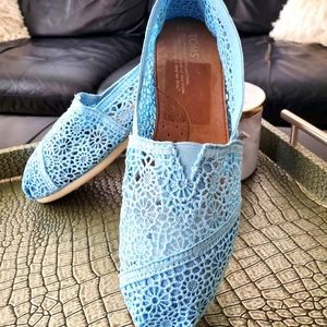 TOMS embroidered lace shoes. light blue, size 8.5 Great condition!